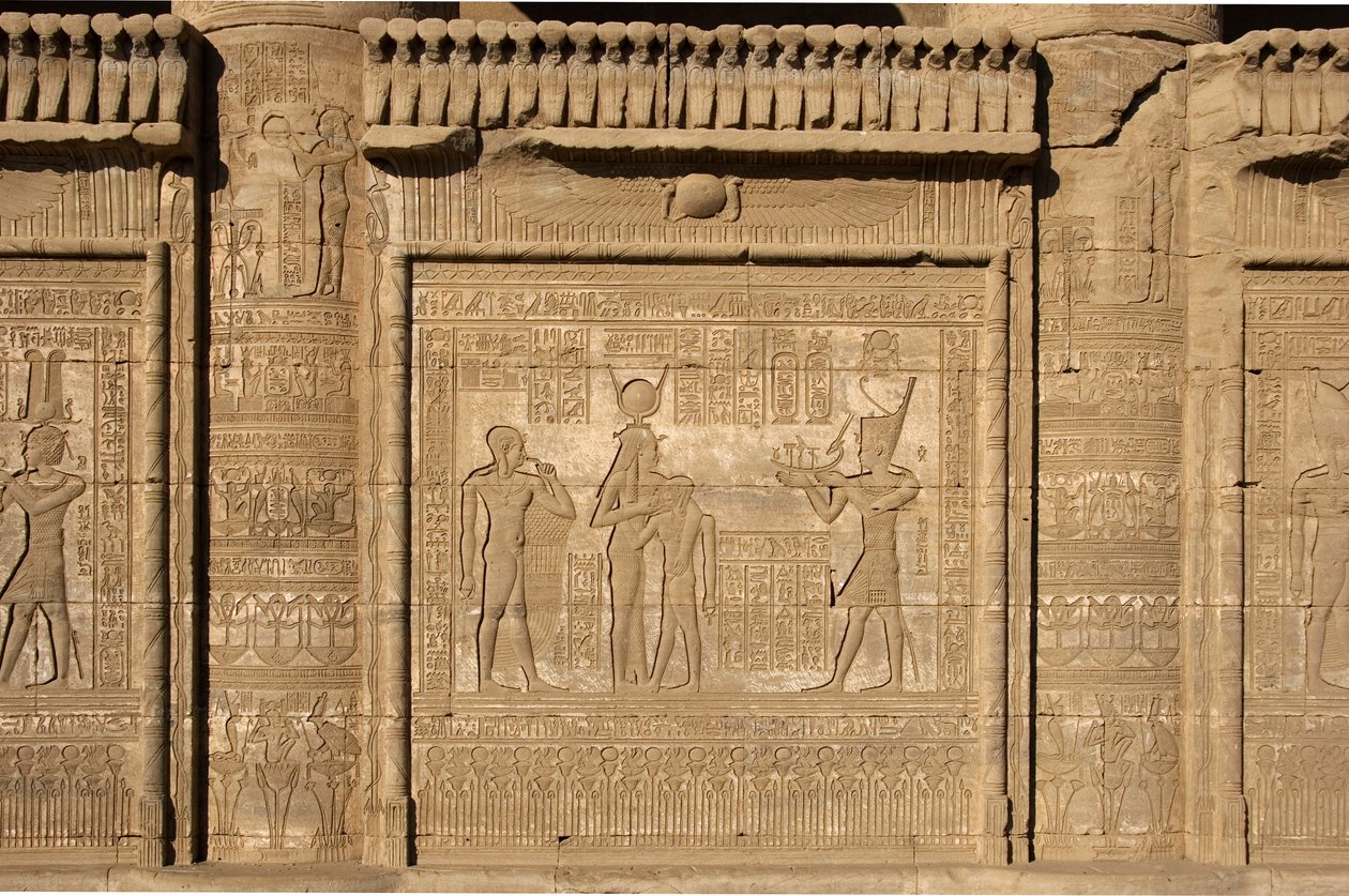 Starożytność egipska: rzymska mammisi upamiętniająca narodziny Ihy, syna Izydy. Świątynia Hathor, Denderah, Egipt autorstwa Egyptian Ptolemaic Period