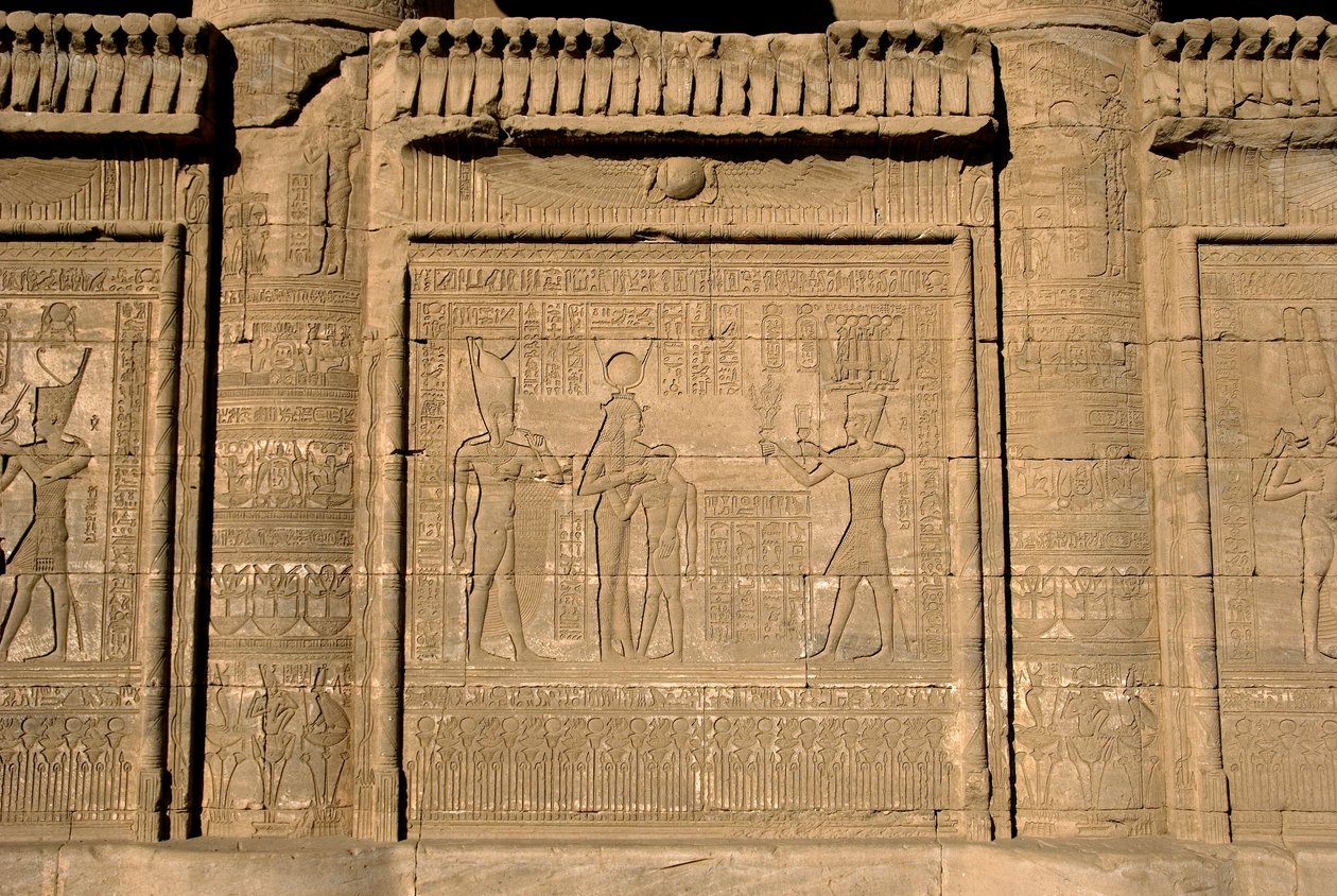 Starożytność egipska: rzymska mammisi upamiętniająca narodziny Ihy, syna Izydy. Świątynia Hathor, Denderah, Egipt autorstwa Egyptian Ptolemaic Period