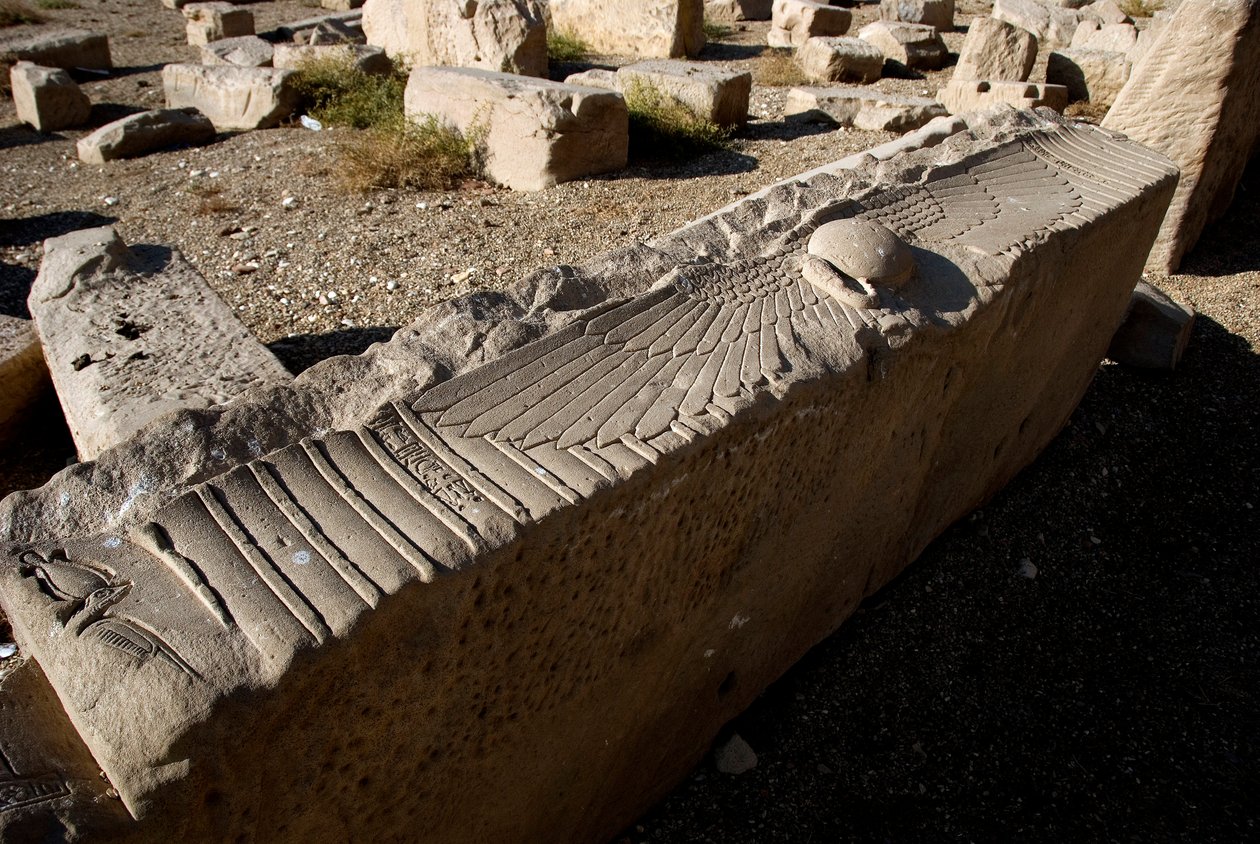 Starożytność egipska: architraw świątyni poświęcony Hathor, Dendera, Egipt autorstwa Egyptian Ptolemaic Period