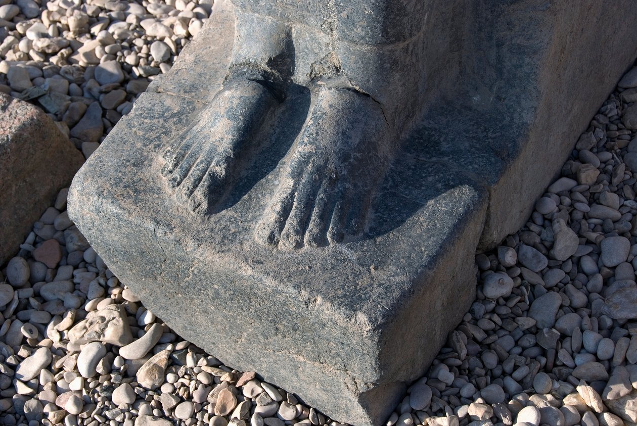 Starożytność egipska: podstawa posągu bogini Hathor, świątynia Hathor, Dendera, Egipt autorstwa Egyptian Ptolemaic Period
