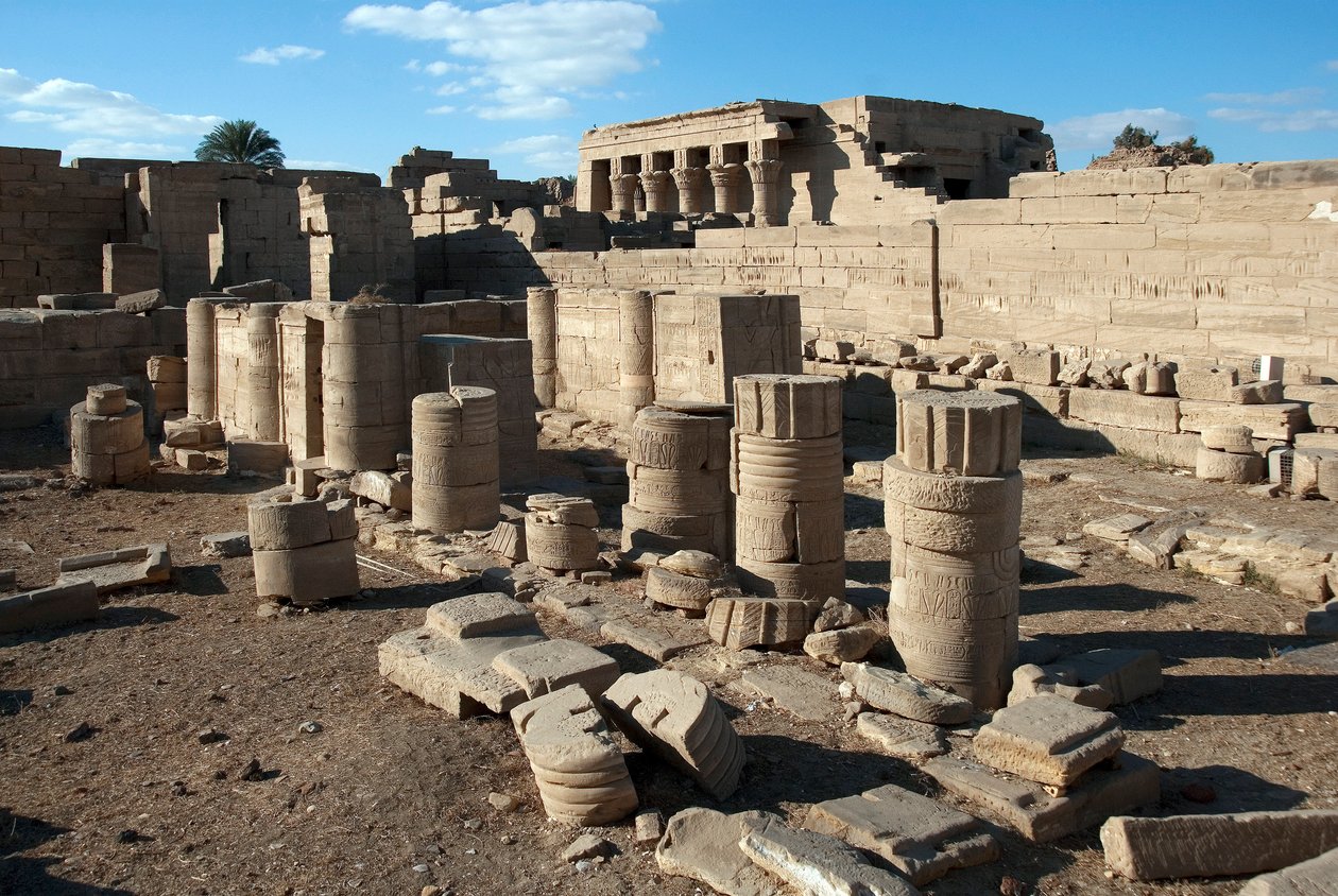 Starożytność egipska: kolumny świątyni poświęconej Hathor, Denderze, Egipt autorstwa Egyptian Ptolemaic Period