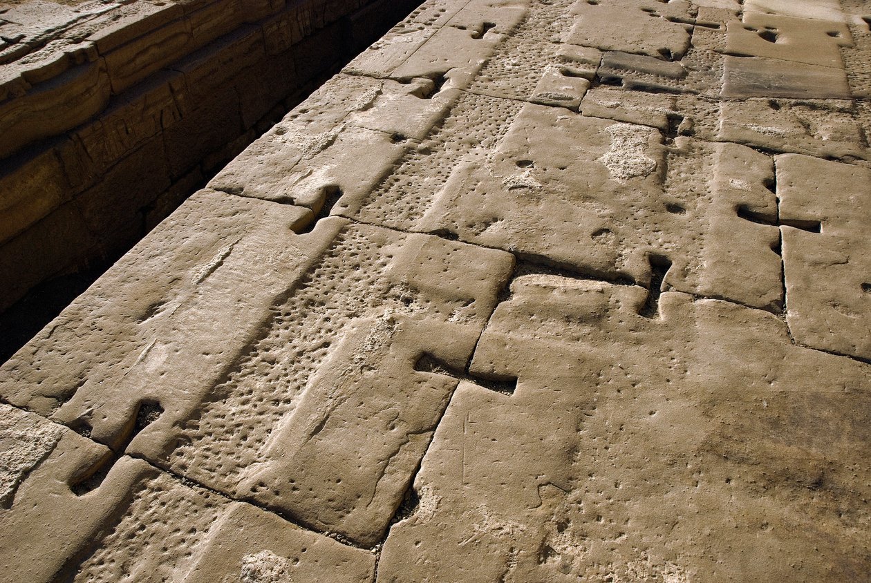 Starożytność egipska: fragment dachu, świątynia Hathor, Dendera, Egipt autorstwa Egyptian Ptolemaic Period