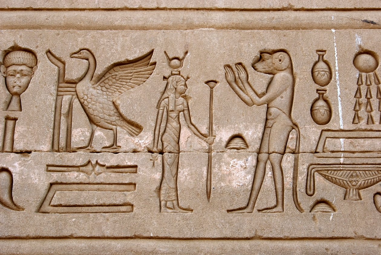 Starożytność egipska: hieroglify na wschodniej ścianie świątyni Hathor, Denderah, Egipt - Cywilizacja egipska: hieroglify wyryte na ścianie świątyni Hathor (lub świątyni Tentyry) w Denderah, zbudowanej za panowania Pepi I (ok. 2250 pne) - Świątynia Dendery autorstwa Egyptian Ptolemaic Period