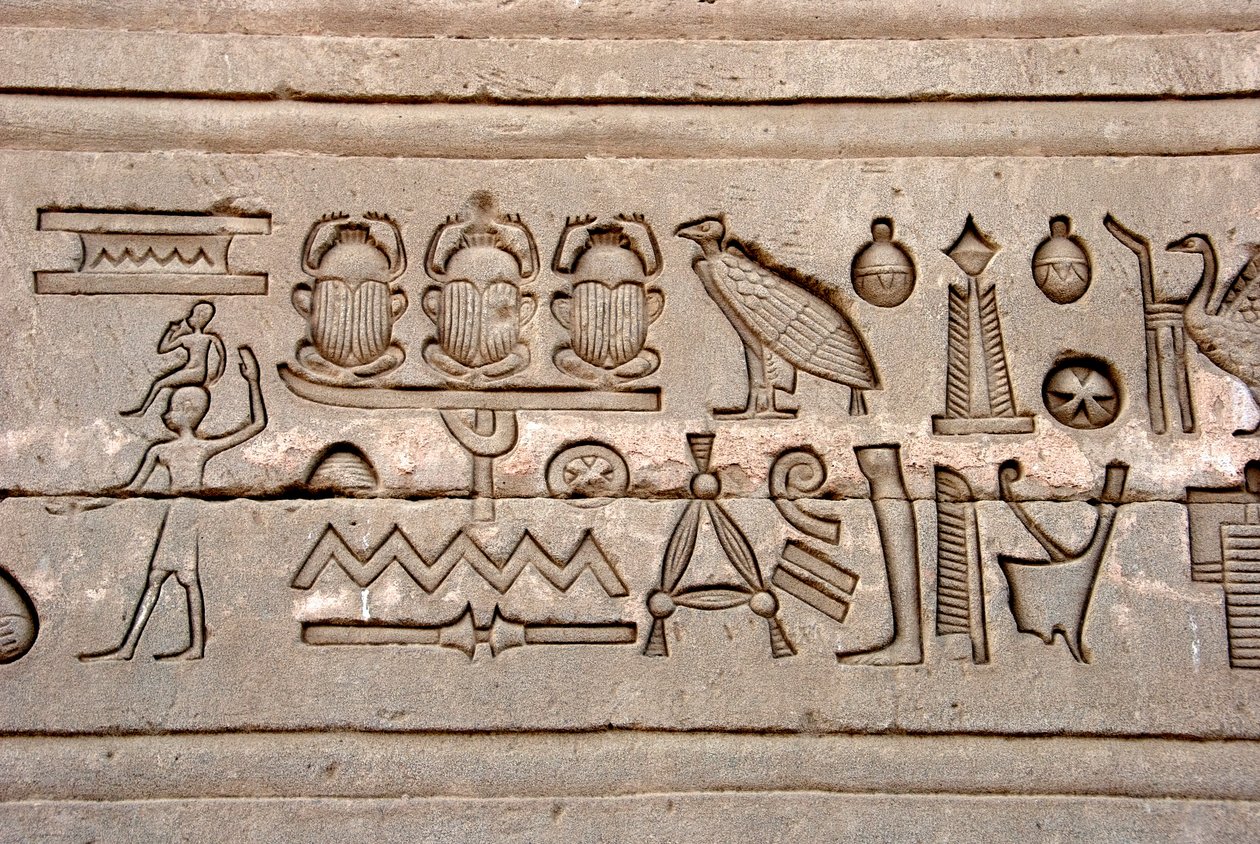 Starożytność egipska: hieroglify na wschodniej ścianie świątyni Hathor, Dendera, Egipt autorstwa Egyptian Ptolemaic Period