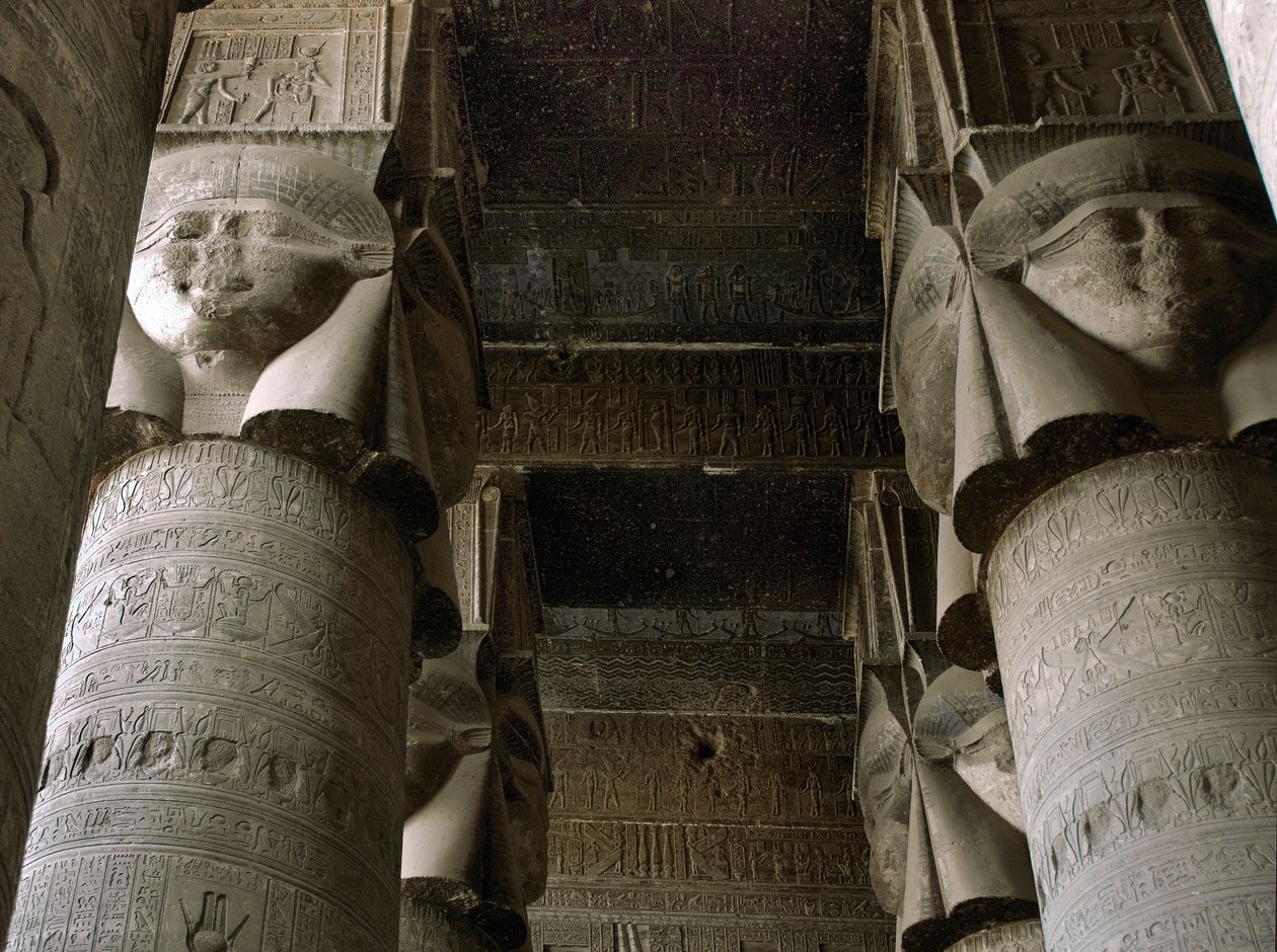 Starożytność egipska: częściowy widok sali hipostylowej z kolumnami ozdobionymi przedstawieniem bogini Hathor. Świątynia Hathor, Dendera, Egipt autorstwa Egyptian Ptolemaic Period