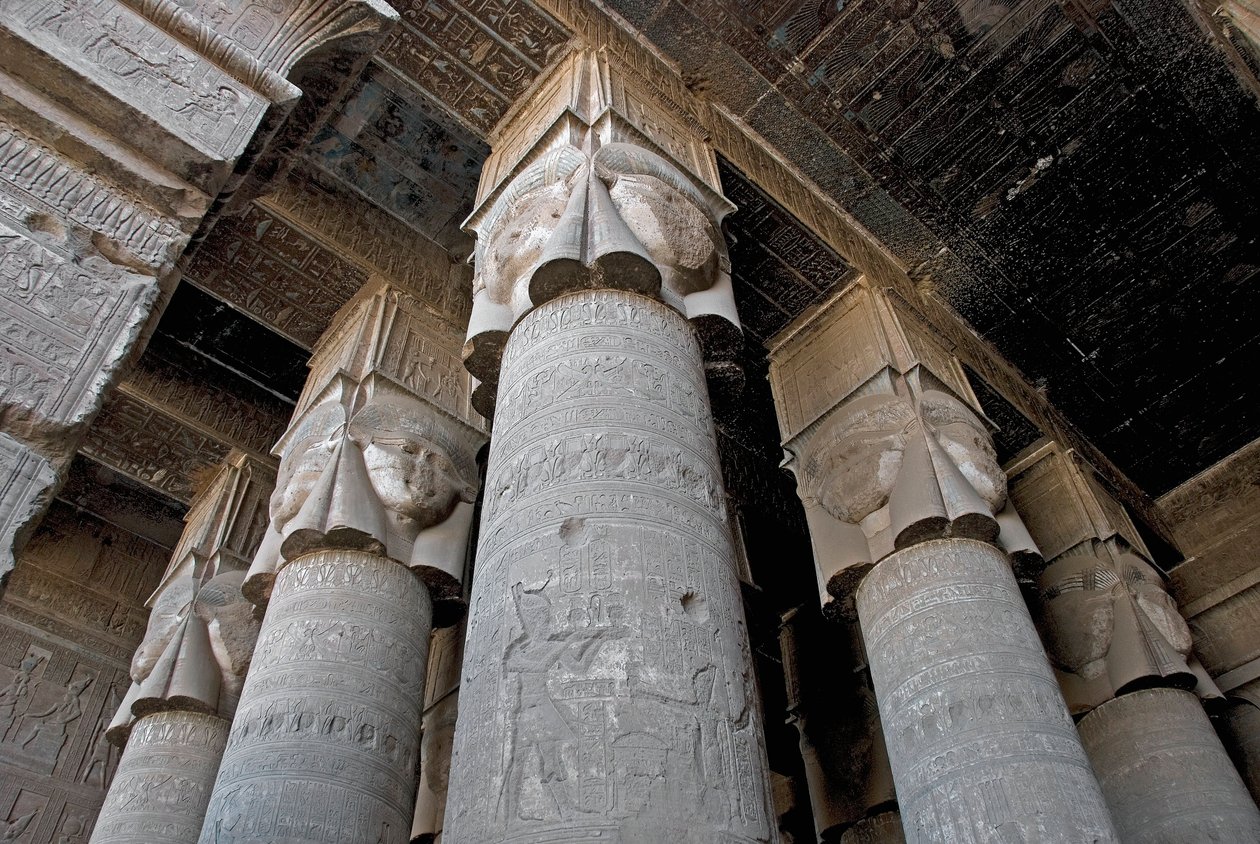 Starożytność egipska: częściowy widok sali hipostylowej z kolumnami ozdobionymi przedstawieniem bogini Hathor. Świątynia Hathor, Dendera, Egipt autorstwa Egyptian Ptolemaic Period