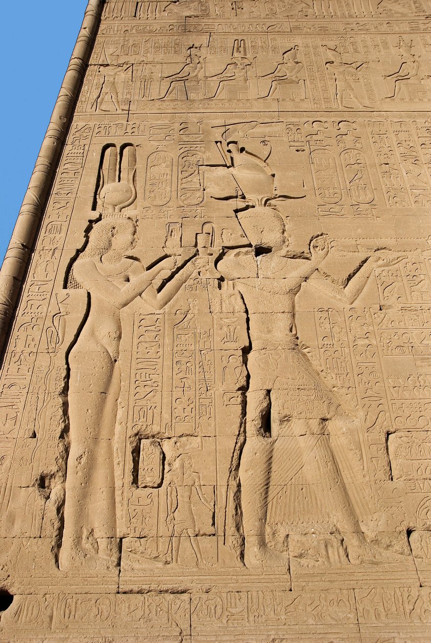 Starożytność egipska: płaskorzeźba z tylnej ściany świątyni poświęcona bogini Hathor przedstawiająca Kleopatry i Cesariona. Dendera, Egipt autorstwa Egyptian Ptolemaic Period