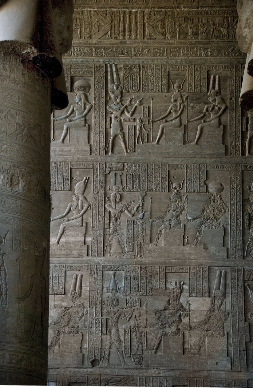 Starożytność egipska: płaskorzeźby wewnątrz sali hipostylowej świątyni poświęconej Hathor, Denderze, Egipt autorstwa Egyptian Ptolemaic Period