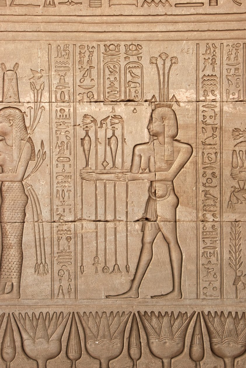 Starożytność egipska: przedstawienie mężczyzny składającego ofiary w hołdzie bogini, Świątynia Hathor, Dendera, Egipt autorstwa Egyptian Ptolemaic Period