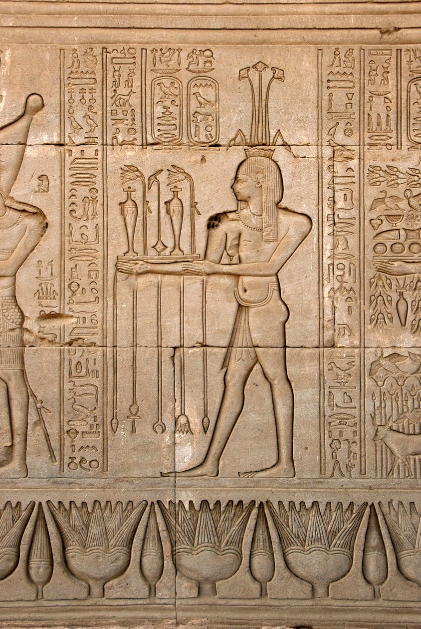 Starożytność egipska: przedstawienie boga Nilu, Hapy i hieroglify, Świątynia Hathor, Dendera, Egipt - cywilizacja egipska: bóg Nilu, Hapy i hieroglify wyryte na ścianie Świątyni Hathor (lub Świątyni Tentyry) w Denderah, autorstwa Egyptian Ptolemaic Period