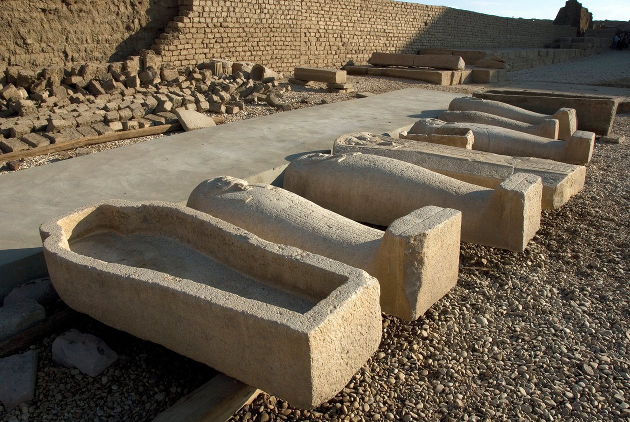 Starożytność egipska: miejsce sarkofagu na jednym z dziedzińców świątyni Hathor, Dendera (Dendera), Egipt autorstwa Egyptian Ptolemaic Period