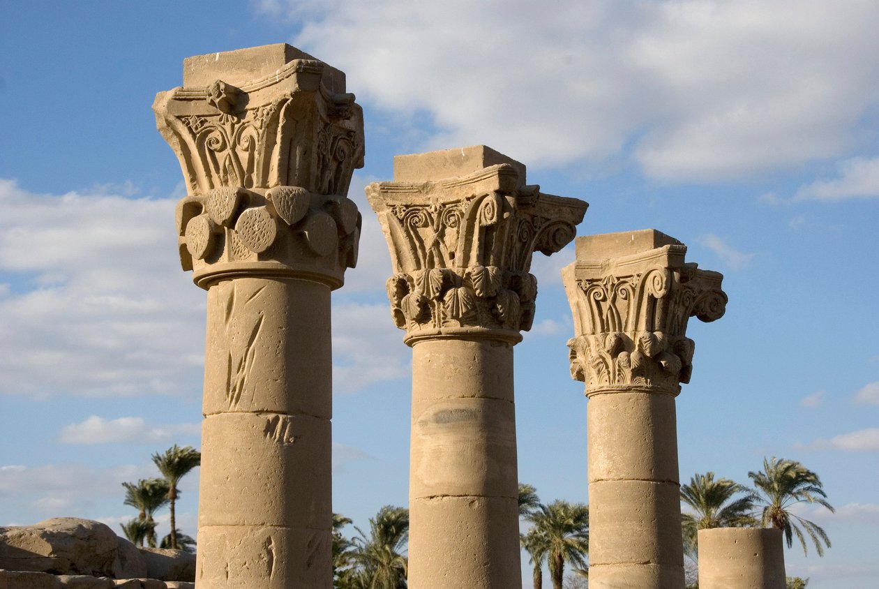 Starożytność egipska: widok na kolumny kiosku przed wejściem do świątyni poświęconej bogini Hathor. 81-117 n.e. Dendera, Egipt autorstwa Egyptian Ptolemaic Period