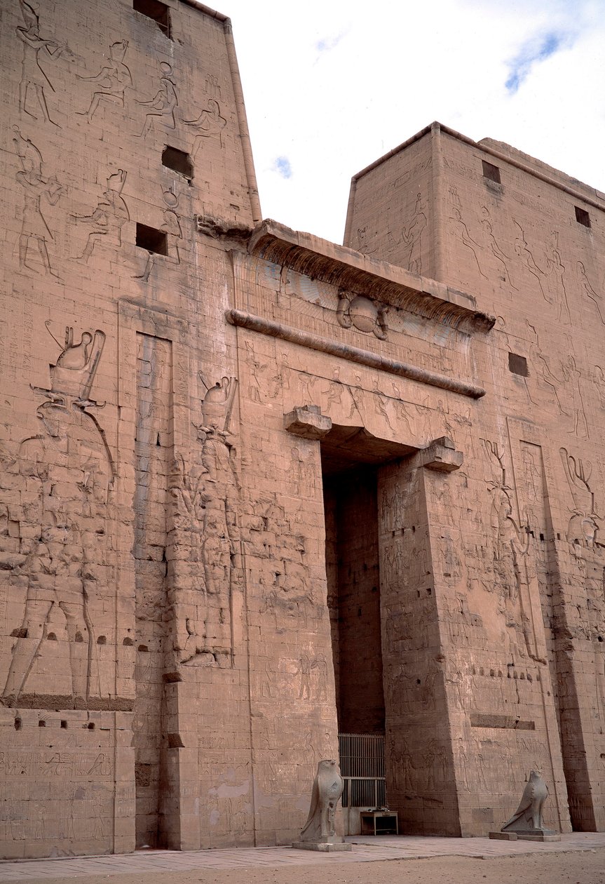 Starożytność egipska: widok wejścia do świątyni Edfu (Edfu) poświęconej boskiemu Horusowi i zbudowanej między 237 a 57 pne. Egipt autorstwa Egyptian Ptolemaic Period