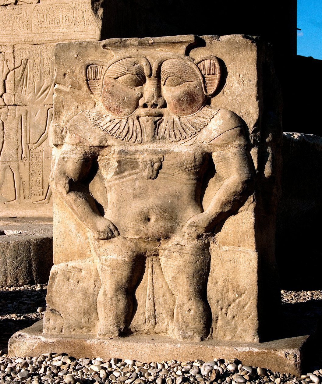 Starożytności egipskie: bóstwo Bes. Fragment płaskorzeźby świątyni poświęconej bogini Hathor. Świątynia Hathor, Dendera (Dendera), Egipt autorstwa Egyptian Ptolemaic Period