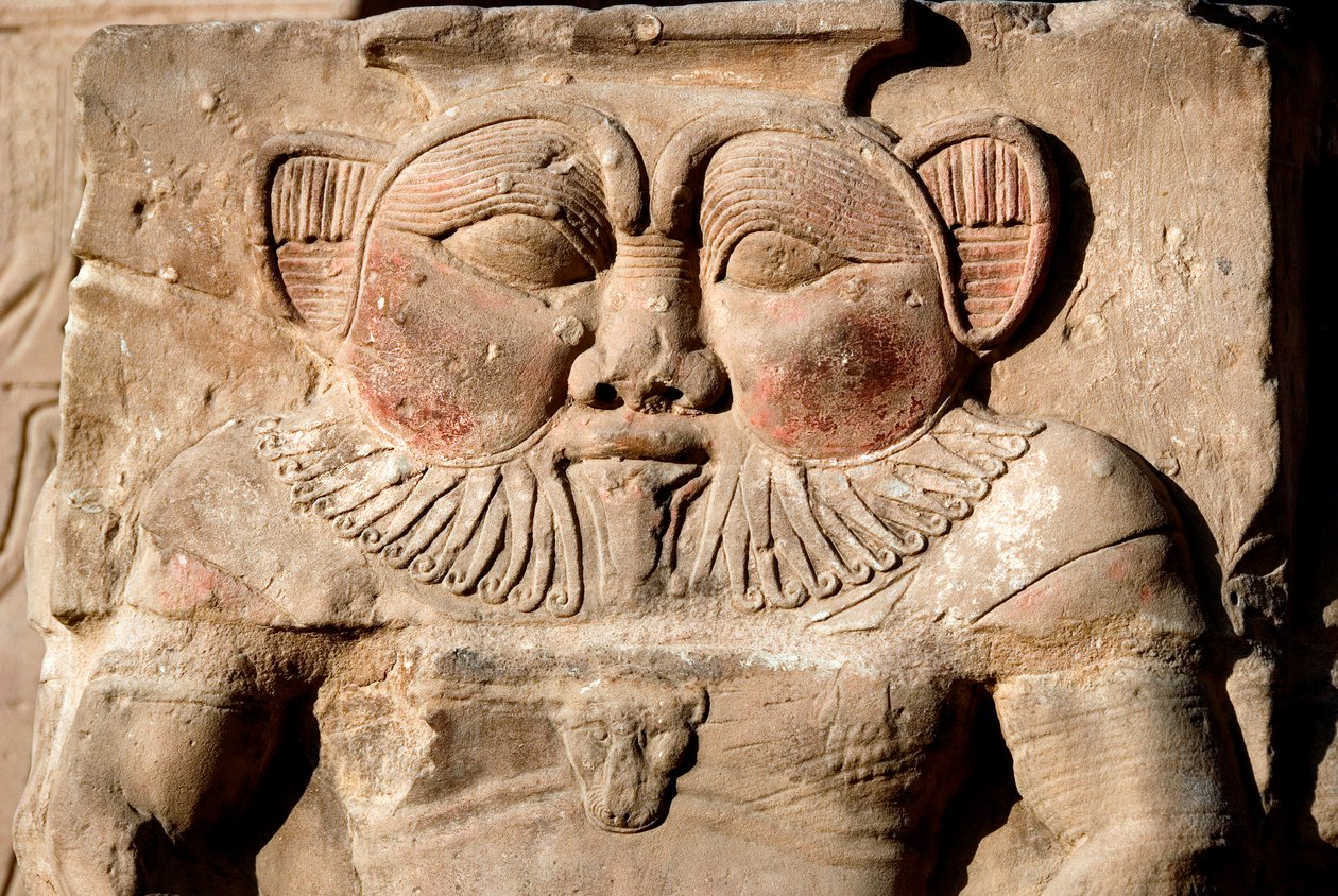 Egipska starożytność: bóstwo Bes. Fragment płaskorzeźby świątyni poświęconej bogini Hathor. Świątynia Hathor, Dendera autorstwa Egyptian Ptolemaic Period