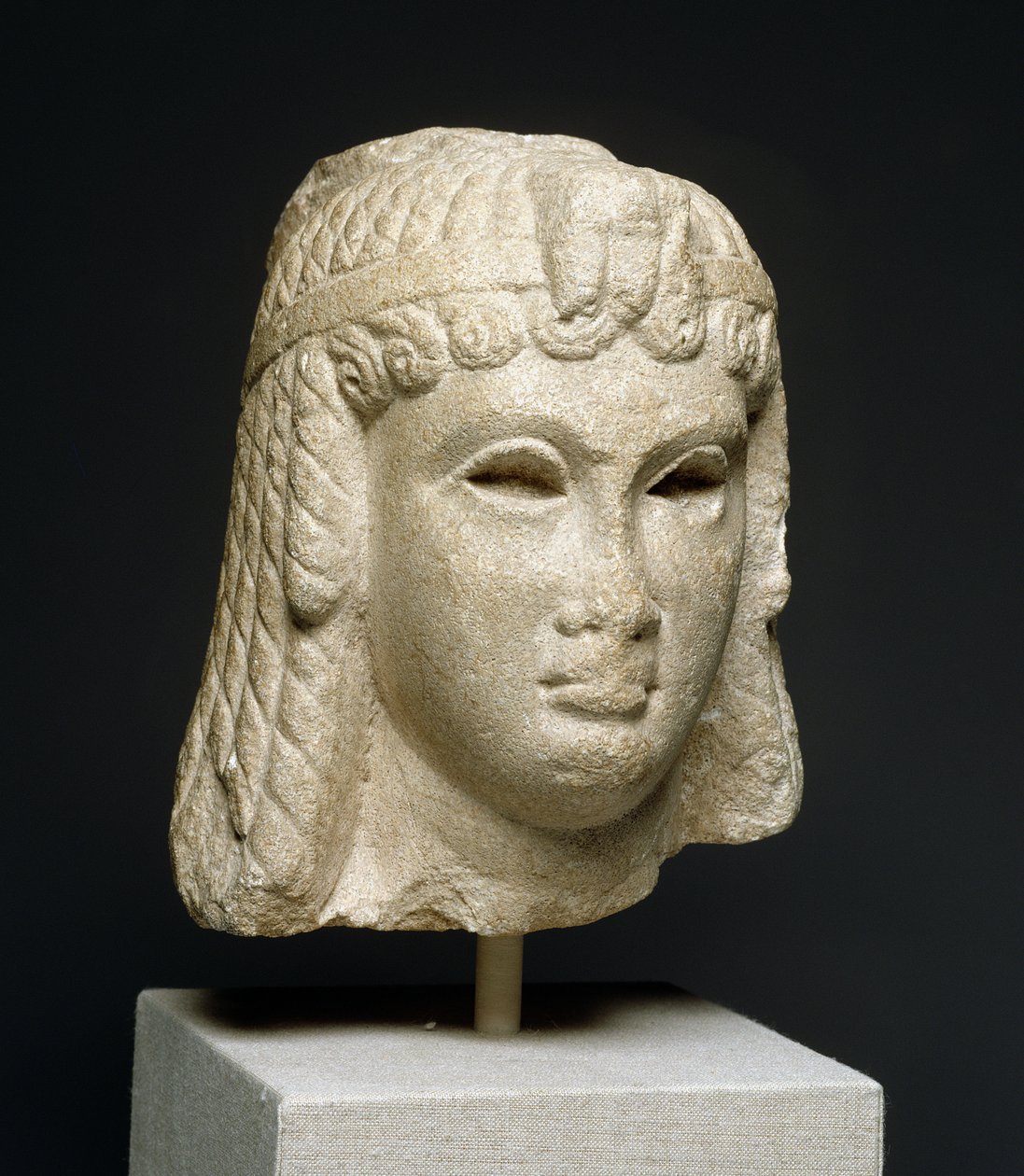 Głowa królowej noszącej ciężką perukę, prawdopodobnie Kleopatra VII (69-30 pne) (marmur) autorstwa Egyptian Ptolemaic Period