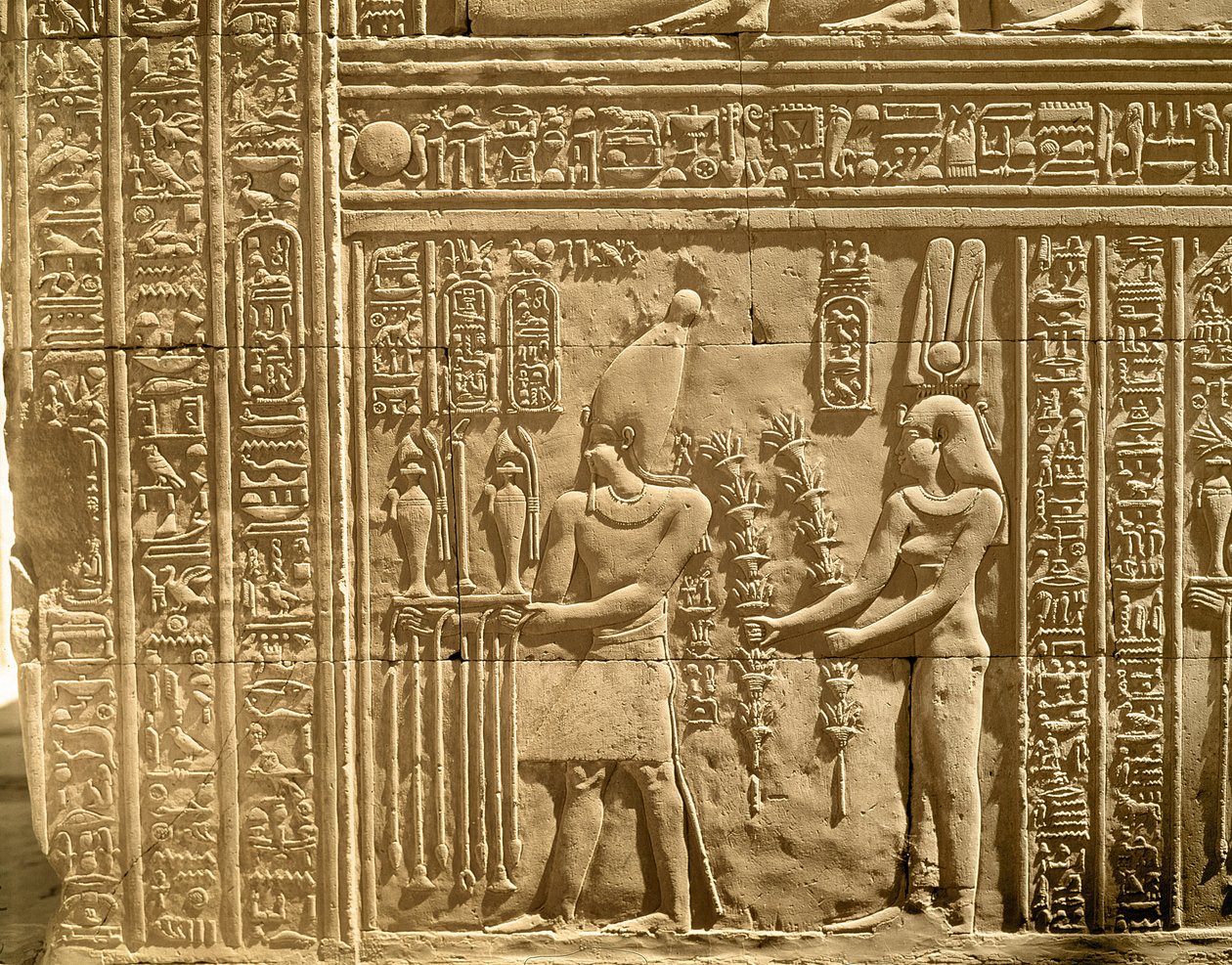 Płaskorzeźba przedstawiająca Ptolemeusza VIII Euergetesa II (Physkon) i Kleopatrę III składającą ofiary bogom autorstwa Egyptian Ptolemaic Period