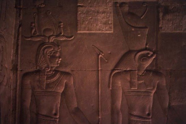 Relief przedstawiający Ptolemeusza XII (ok. 112-51 pne) i Horusa (kamień) autorstwa Egyptian Ptolemaic Period