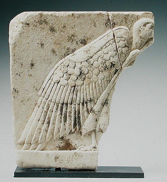 Relief przedstawiający sępa (wapień) autorstwa Egyptian Ptolemaic Period