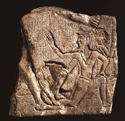 Model rzeźbiarski przedstawiający króla z lwem rażącym wrogów, ok. 400-201 p.n.e. (wapień) autorstwa Egyptian Ptolemaic Period