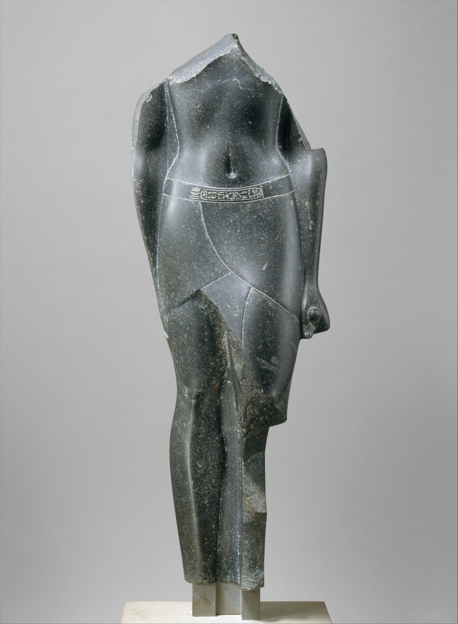 Tors ptolemejskiego króla, inskrypcja kartuszami późnego Ptolemeusza, 80-30 pne (bazalt) autorstwa Egyptian Ptolemaic Period