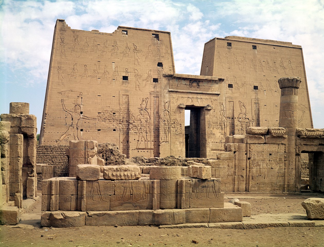 Widok na pierwszy pylon Świątyni Horusa autorstwa Egyptian Ptolemaic Period