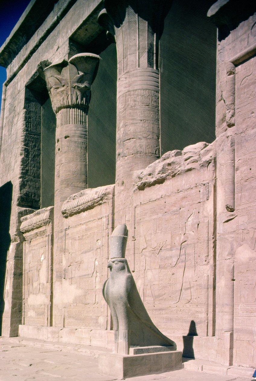 Widok na piaskowcową fasadę świątyni Horusa autorstwa Egyptian Ptolemaic Period