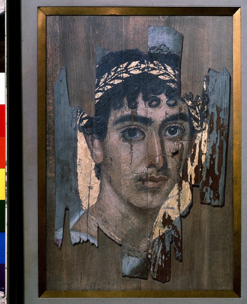 Starożytność egipska: "Portret pogrzebowy młodego mężczyzny przy złotym aurolu", II wiek (malowidło na drewnie) autorstwa Egyptian School