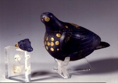 Gołąb wotywny i wisiorek w formie głowy byka, z Suzy, południowo-zachodni Iran, ok. 1150 pne (lapis lazuli i złoto) (patrz także 214127) autorstwa Elamite