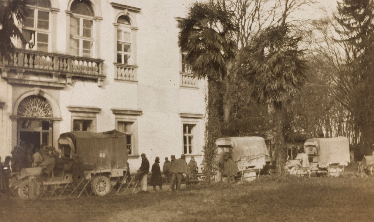 Album z I wojny światowej we Friuli-Wenecji Julijskiej: przyjazd ambulansu z rannymi do Villa Brazzà, domu 17 Szpitala Wojennego w Soleschiano Manzano, 25/11/1915 (zdjęcie czarno-białe) autorstwa Elena Bianconcini
