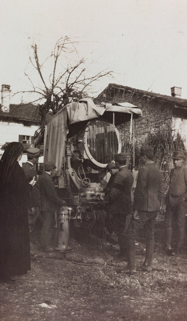 Album z I wojny światowej we Friuli-Wenecji Julijskiej: samochód fotoelektryczny, 01-04/1916 (zdjęcie czarno-białe) autorstwa Elena Bianconcini