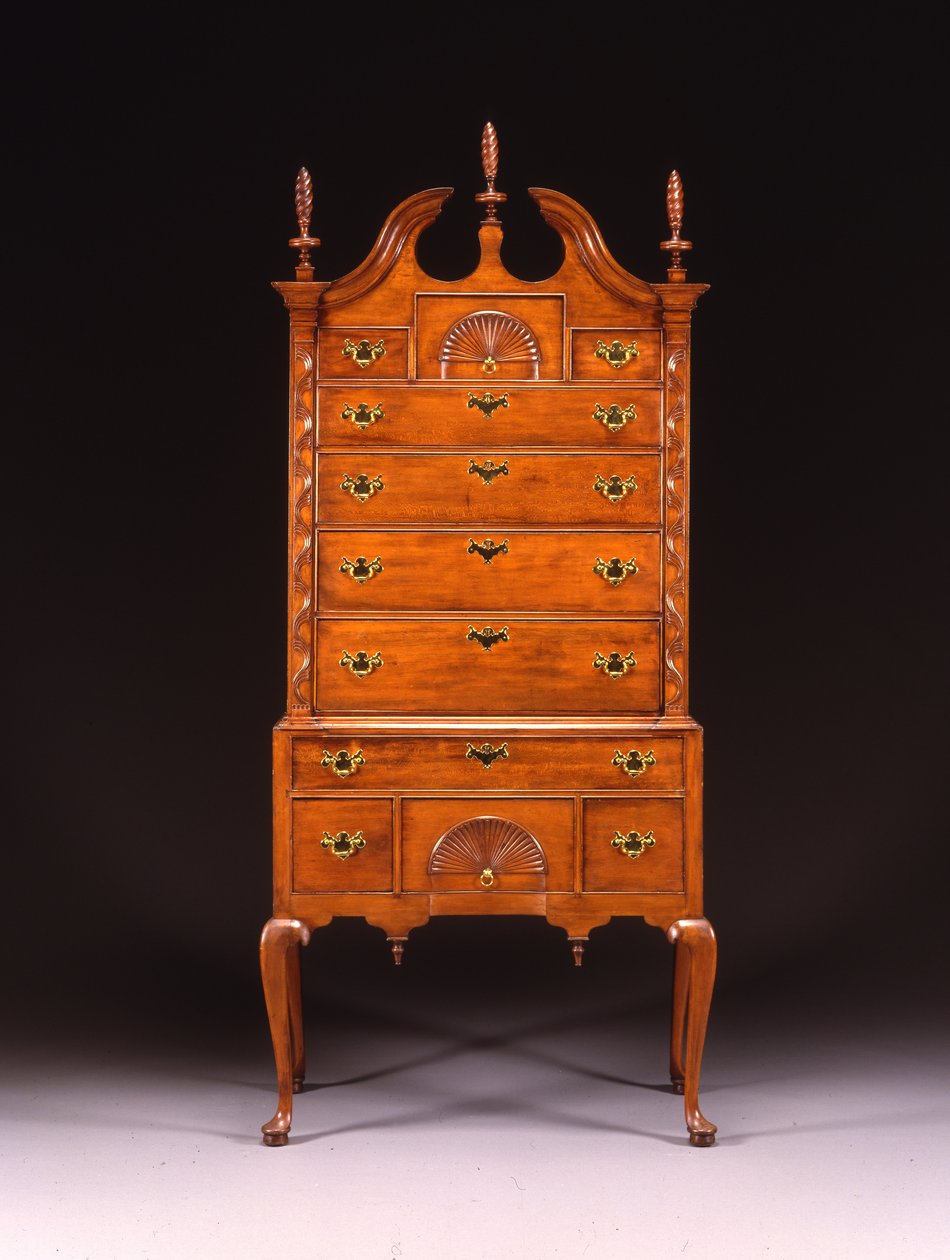 Rodzina Hawley-Clarke-Lyman Królowa Anna rzeźbiła wysoką komodę, obszar Hadley lub Springfield, Massachusetts, ok. 1750-70 (drewno wiśniowe) autorstwa Eliakim (school of) Smith