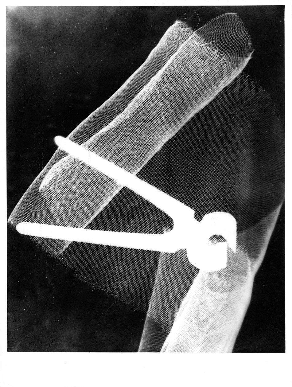 Fotogram ze szczypcami, 1920 autorstwa Eliezer Markowich Lissitzky