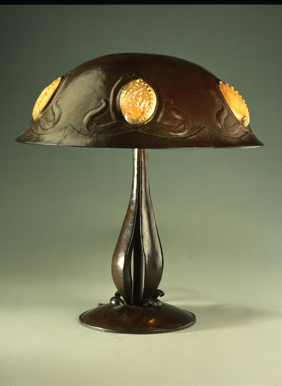 Lampa stołowa, ok. 1910 (miedziano-perłowa muszla muszli) autorstwa Elizabeth Eaton Burton