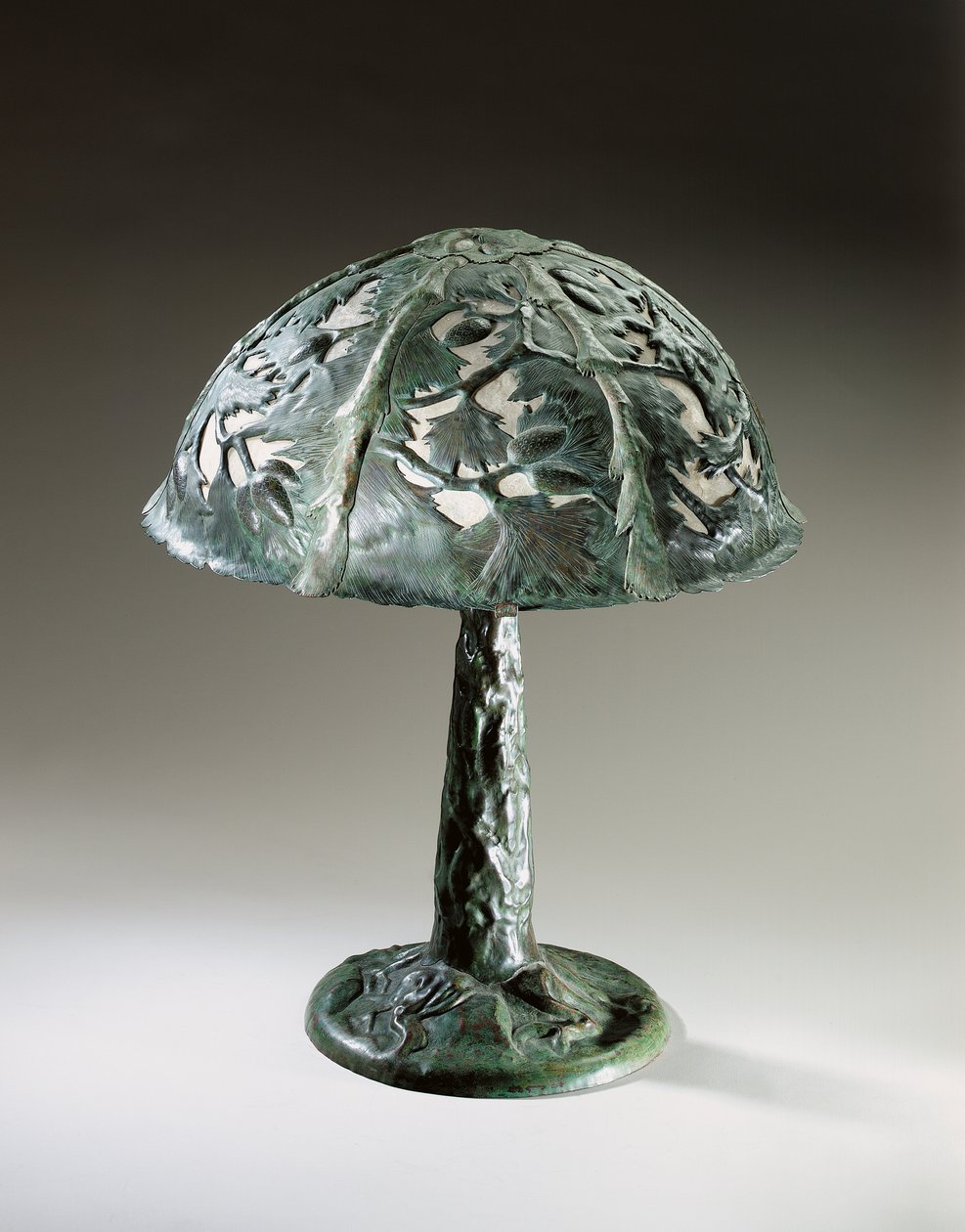 Lampa stołowa, ok. 1910 (mosiądz patynowany i muszla) autorstwa Elizabeth Eaton Burton