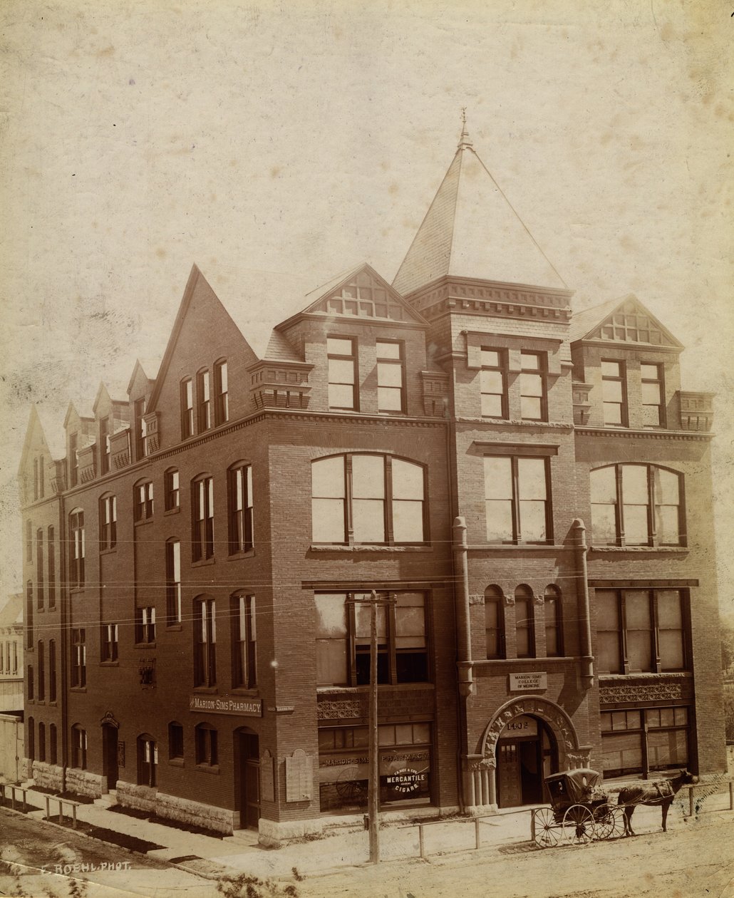 Marion Sims Medical College, South Grand Avenue i Caroline Street autorstwa Emil Boehl