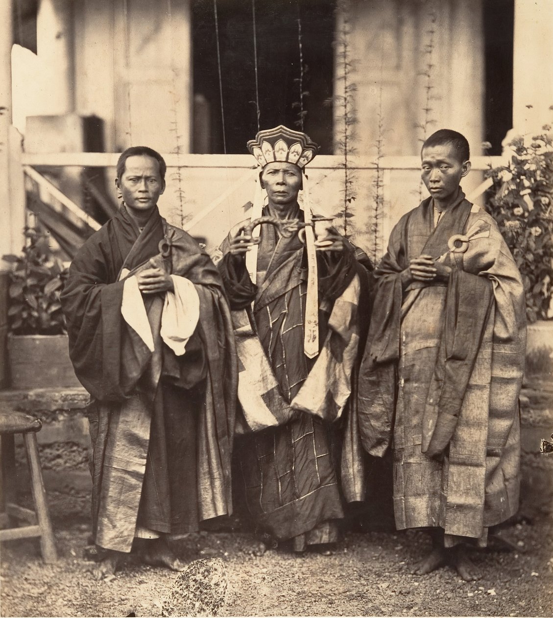 Mnisi z chińskiej pagody Cholen, Sajgon, Cochinchina, 1866. autorstwa Emile Gsell