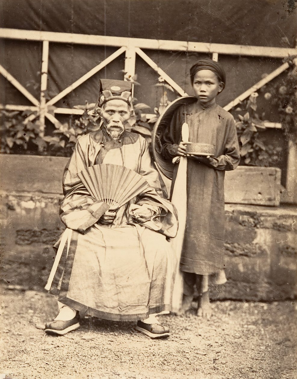 Wódz wioski w oficjalnym stroju, Cochinchina, 1866. autorstwa Emile Gsell