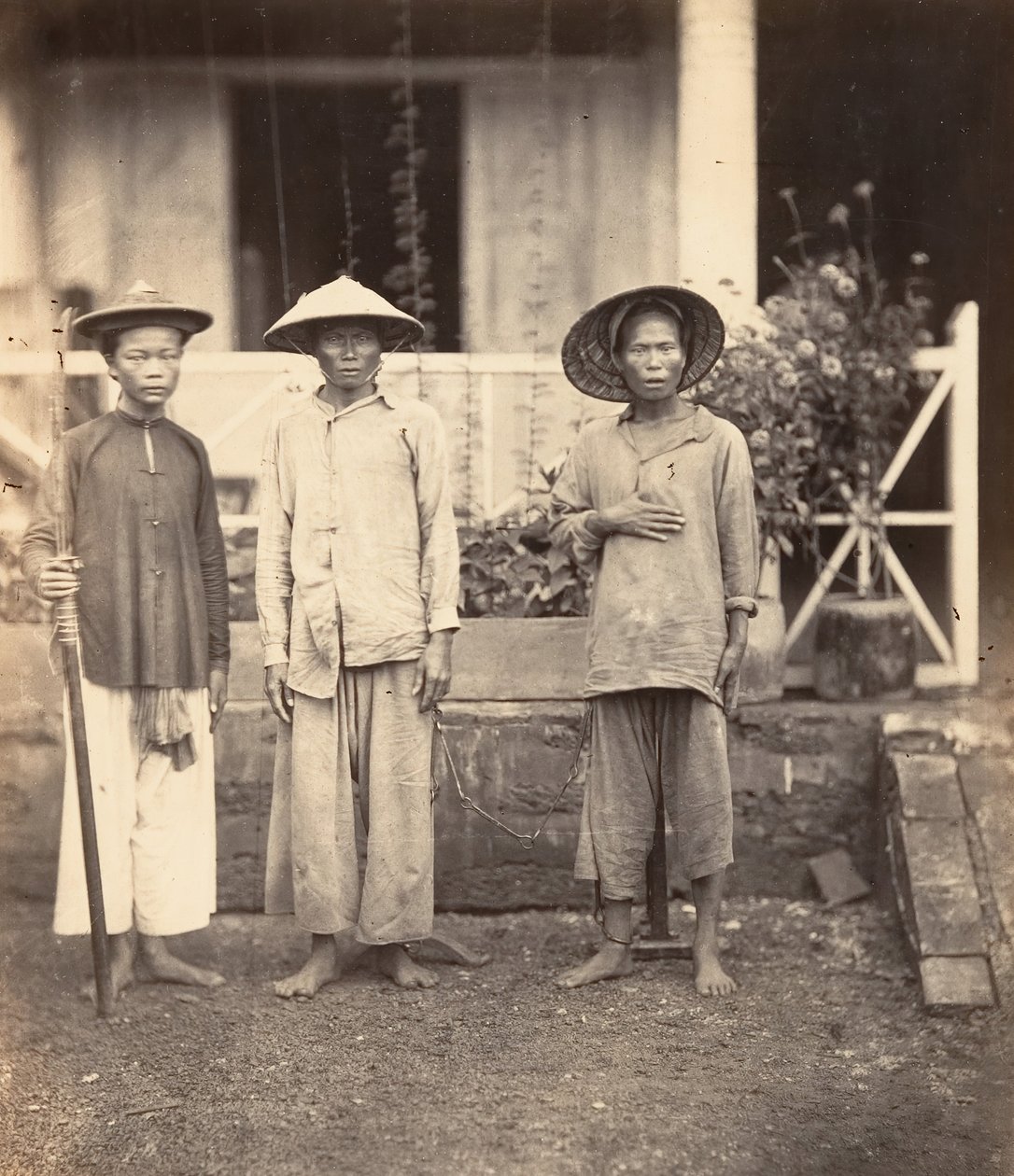 Więźniowie kierowani przez Mata, Cochinchina, 1866. autorstwa Emile Gsell