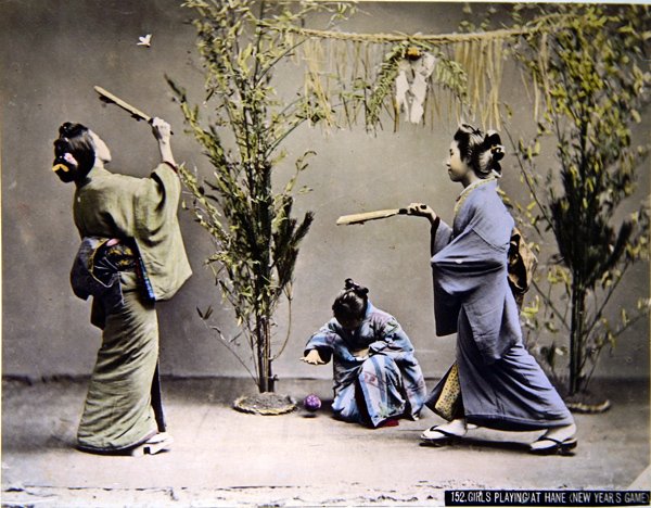 Młode Japonki bawiące się w Hanetsuki, ok. 1900 (kolorowe zdjęcie) autorstwa Emma Roberts
