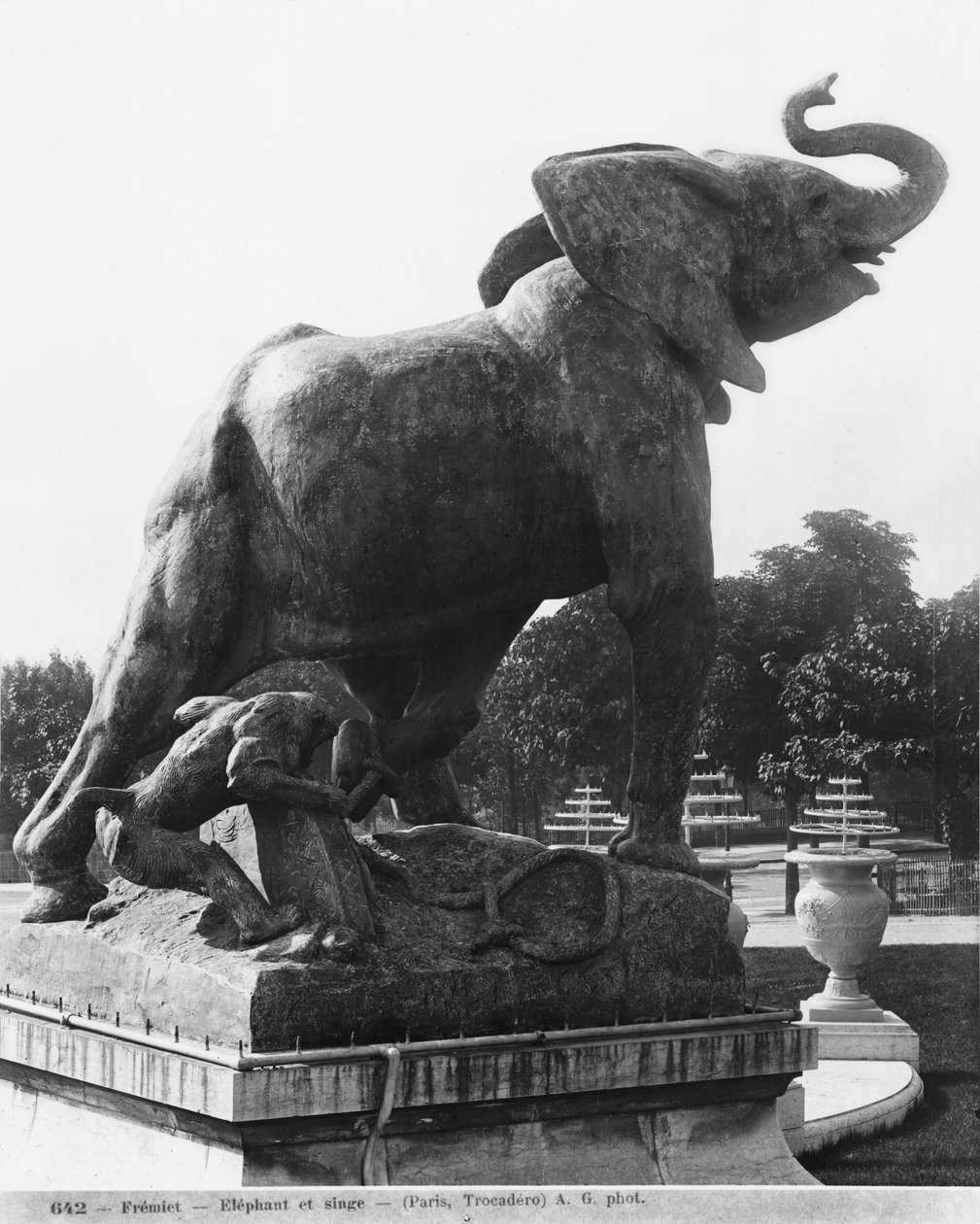 Młody słoń złapany w pułapkę przed pierwszym Pałacem Trocadero zbudowanym na Wystawę Powszechną w latach 1878, 1878 (żeliwo) autorstwa Emmanuel Fremiet
