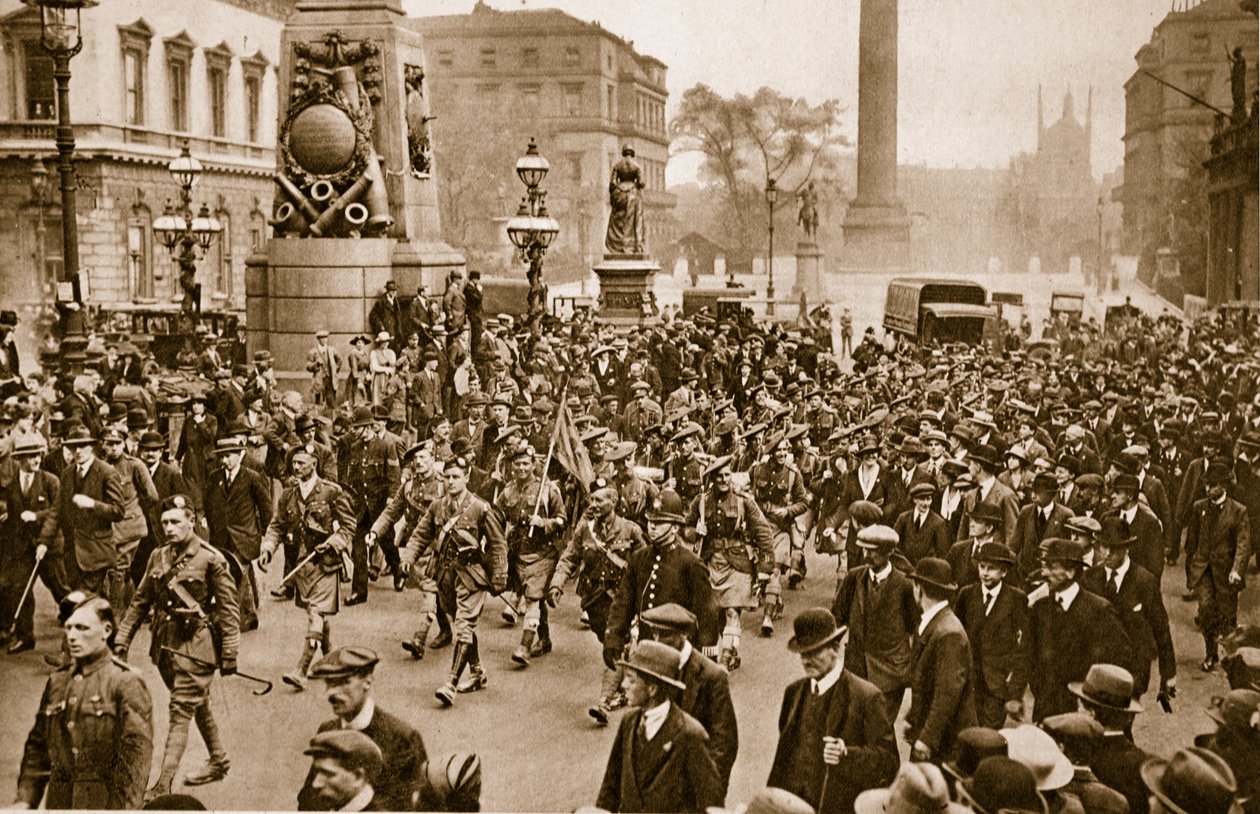 1 Batalion Szkotów Londyńskich maszeruje przez Londyn po przybyciu z Francji, 16 maja 1919 r. autorstwa English Photographer