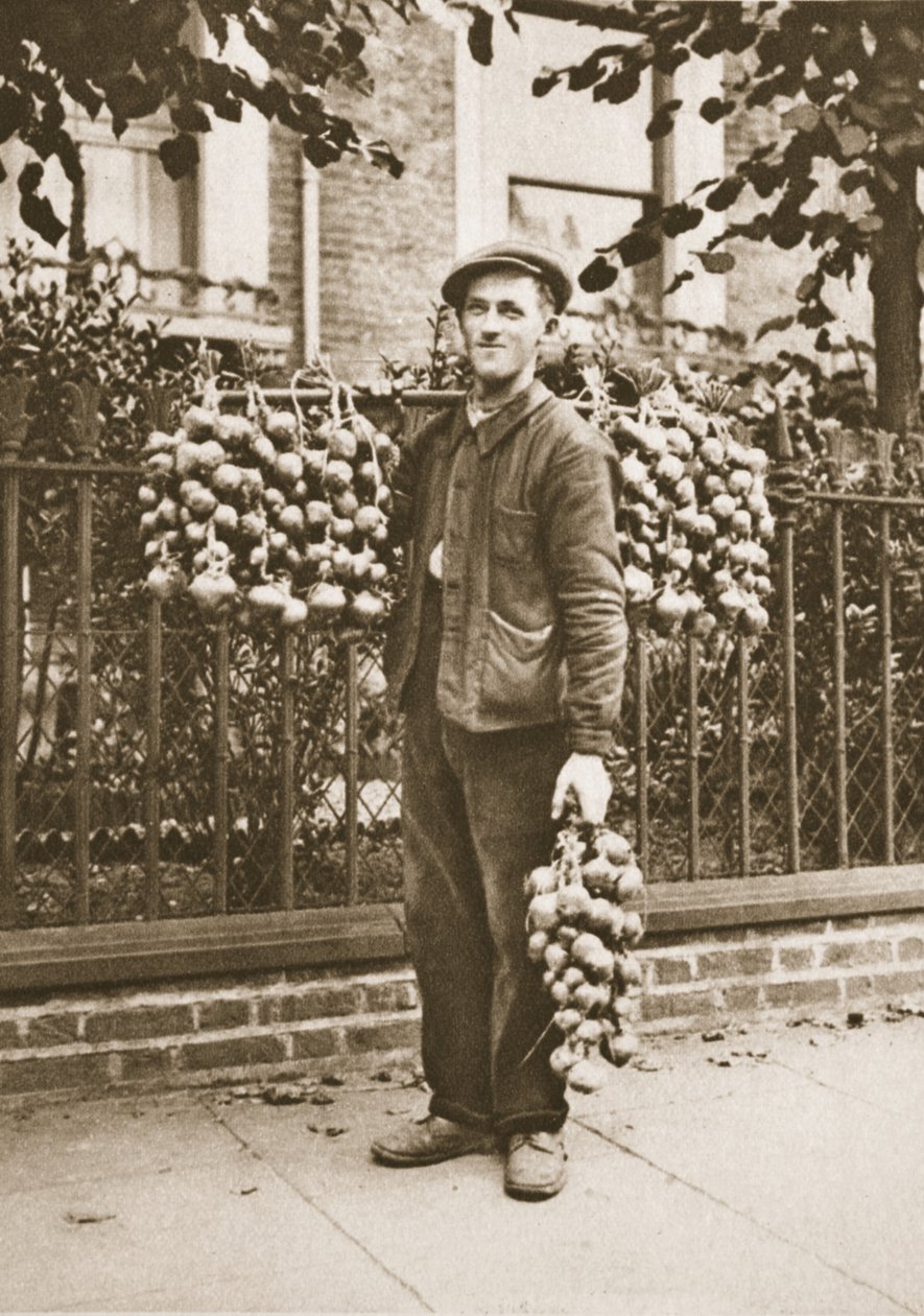 Bretoński sprzedawca cebuli ze swoimi towarami, ze wspaniałego Londynu, opublikowany w latach 1926-27 (fotograwiura) autorstwa English Photographer