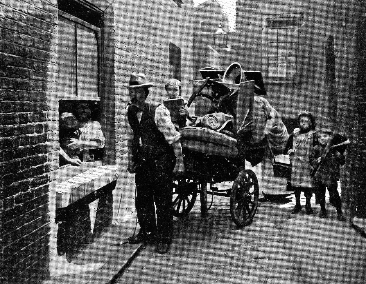 „Przeprowadzka” w Slumopolis, z „Żywego Londynu”, wydana w 1902 r. autorstwa English Photographer