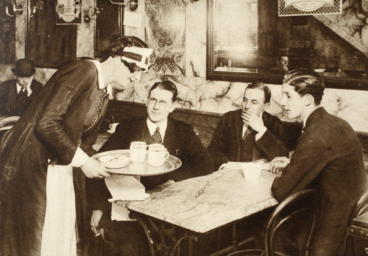 Kelnerka w uniformie pokojówki, podająca kawę pracownikom biurowym podczas przerwy o 11.00, z Wonderful London, wyd. 1926-27 (fotograwiura) autorstwa English Photographer