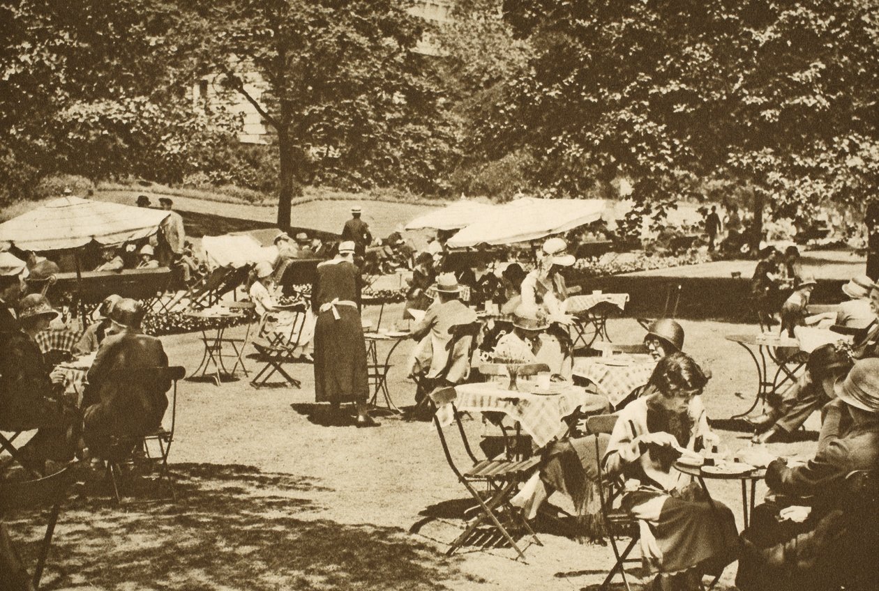 Kontynentalna scena w porze lunchu w Embankment Gardens, Charing Cross (zdjęcie w sepii) autorstwa English Photographer
