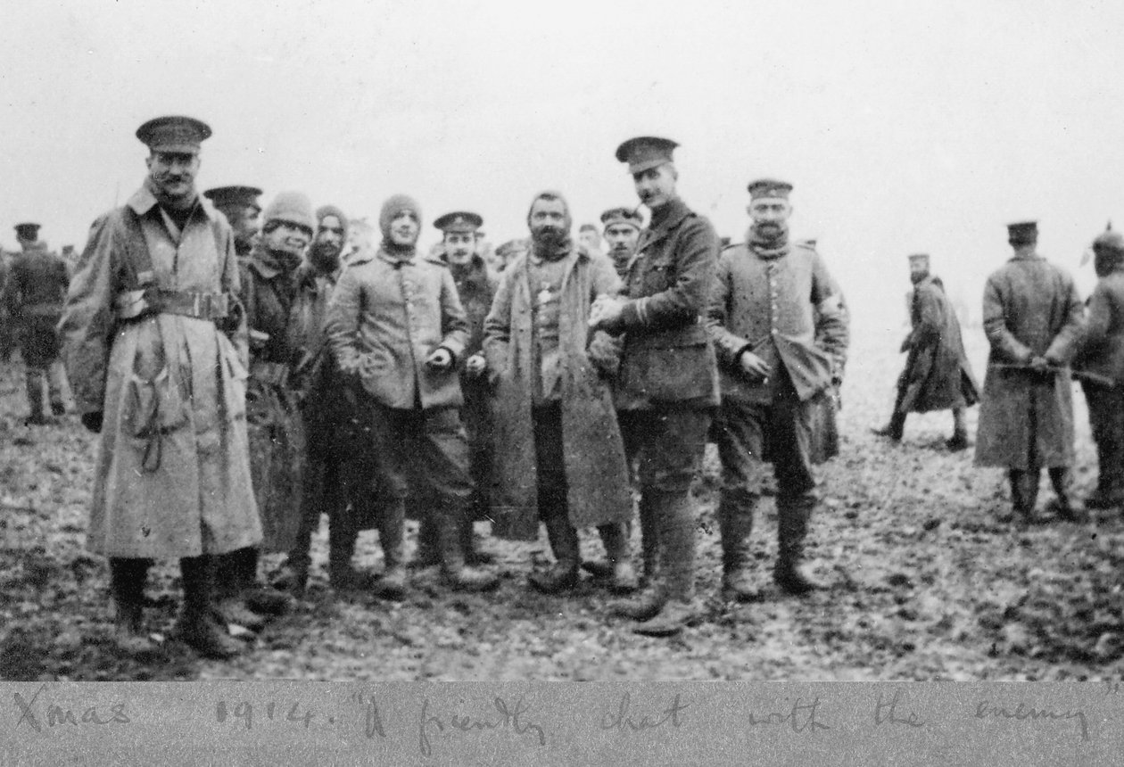 Przyjazna pogawędka z wrogiem, rozejm bożonarodzeniowy z 1914 r. autorstwa English Photographer