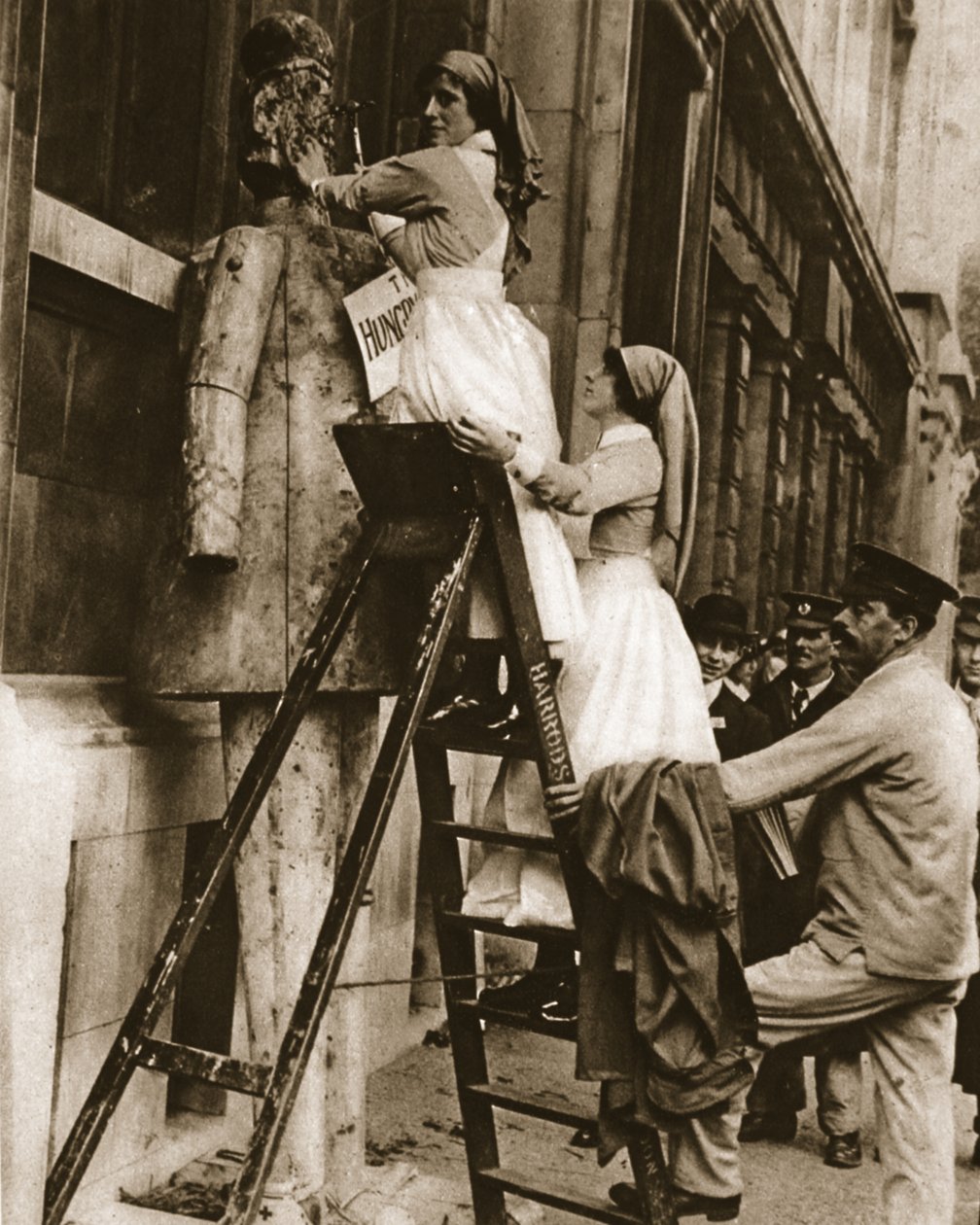 Pielęgniarka szpitalna odwracająca swoją zwykłą rolę: uderzanie w przeciwnika w Stepney, ilustracja z The Illustrated War News, 27 września 1916 (zdjęcie w sepii) autorstwa English Photographer