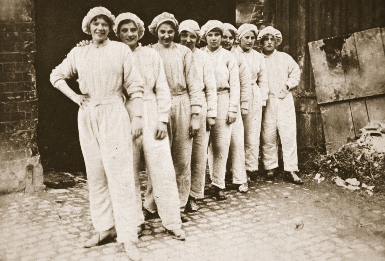 Malownicza grupa robotnic: pokojówki w młynie w Nottingham, z The Illustrated War News, 12.07.1916 (zdjęcie w sepii) autorstwa English Photographer