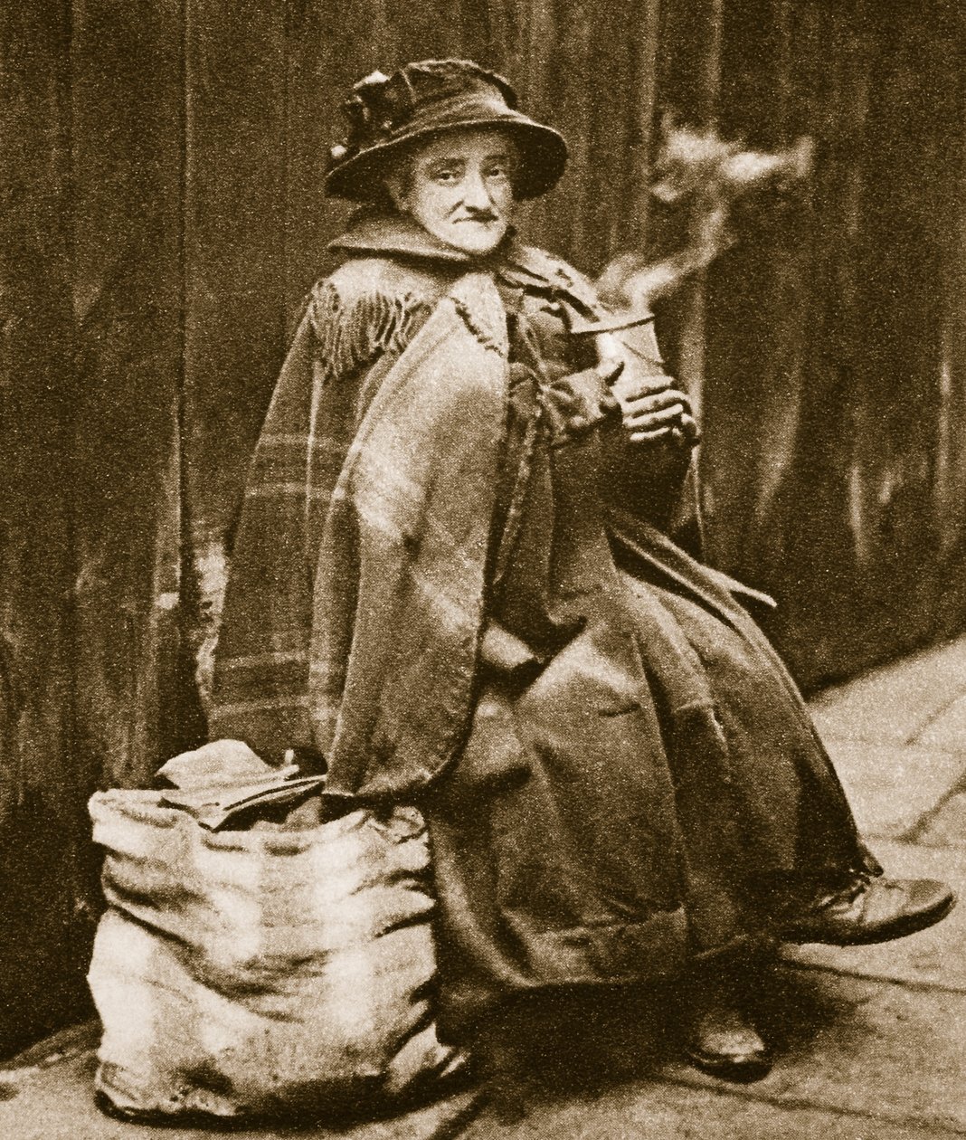 Uliczka pijąca herbatę z typowej puszki po piwie East End, niedaleko Fleet Street (zdjęcie w sepii) autorstwa English Photographer